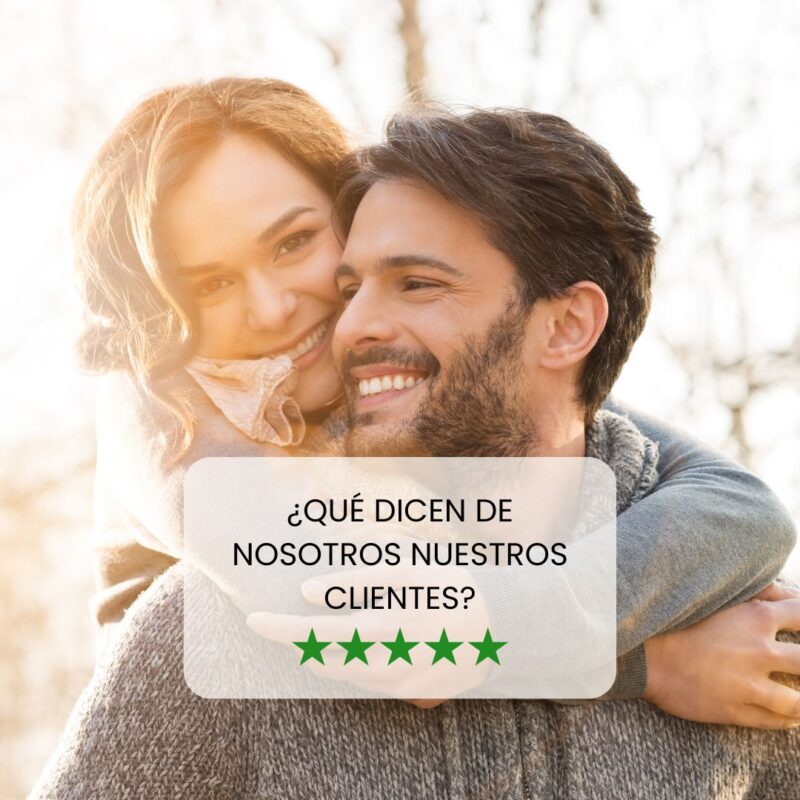 Pareja sonriendo con una tarjeta superpuesta que dice "¿Qué dicen de nosotros nuestros clientes?" junto a cinco estrellas de valoración.