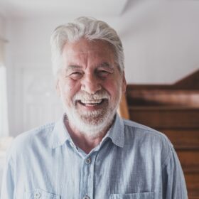 Hombre mayor sonriente en casa